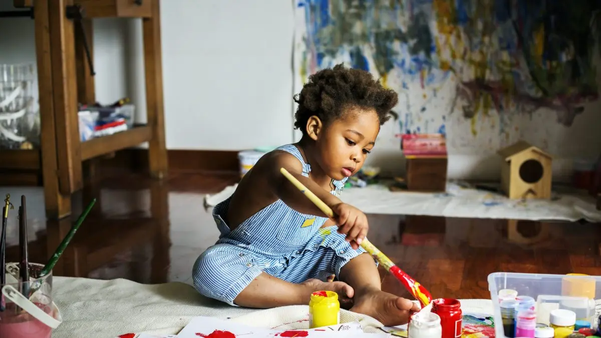 Bambino piccolo che gioca con i colori