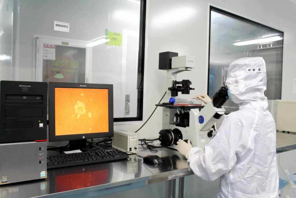 Ispezione di garanzia della qualità del pacchetto di cellule staminali da parte del tecnico Beike