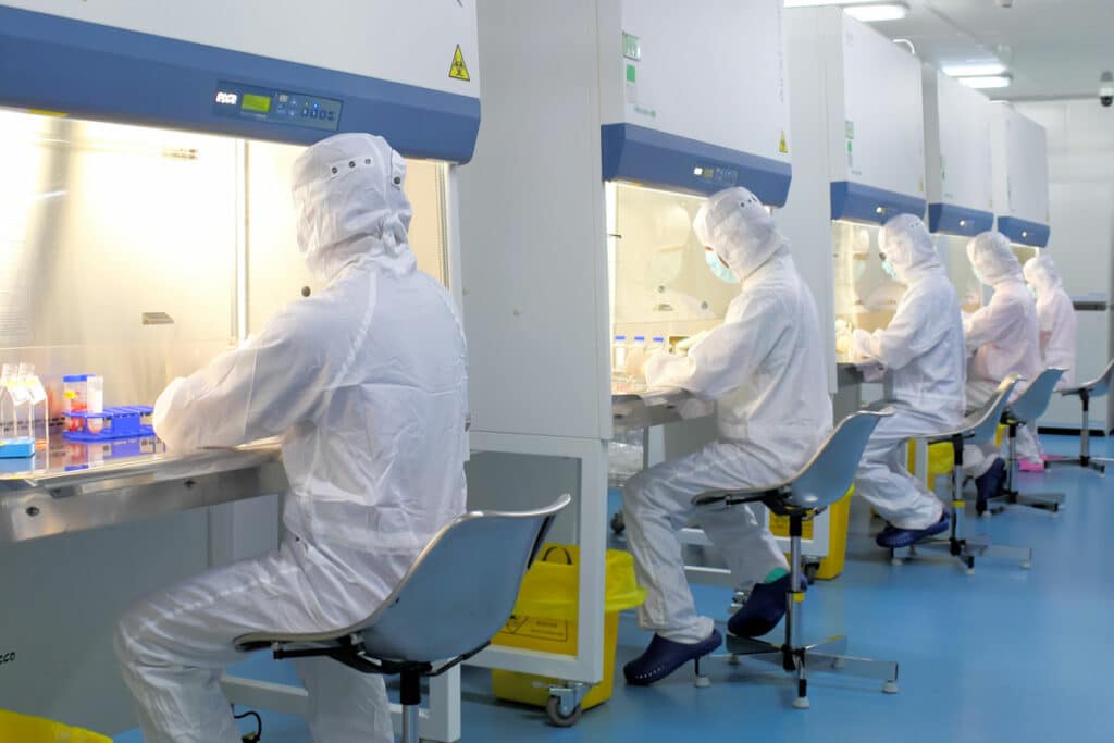 Personale di laboratorio che elabora il sangue del cordone ombelicale presso il laboratorio GMP di Beike